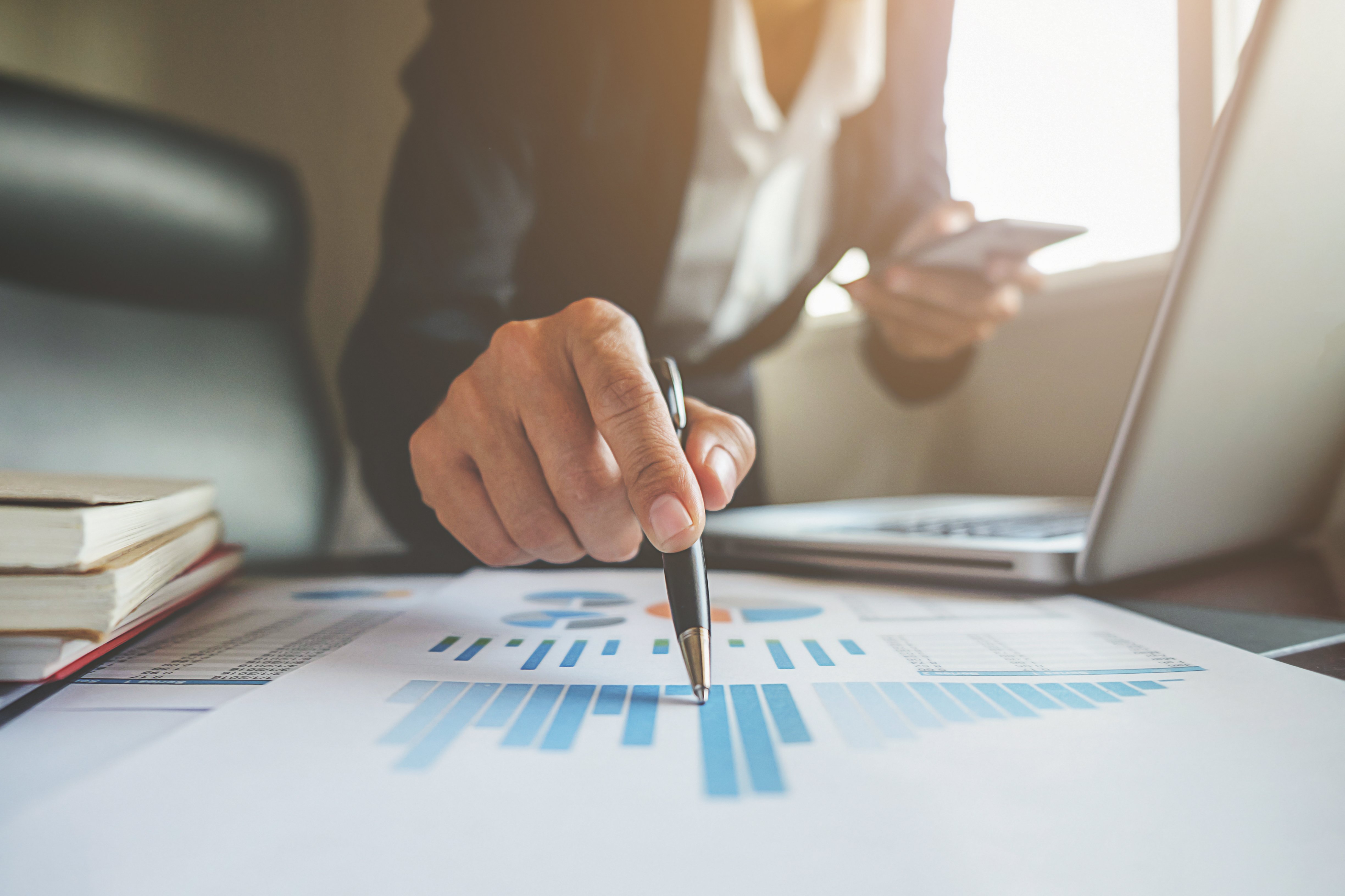financial-consulting-manager-accountant-professional-discussion-1